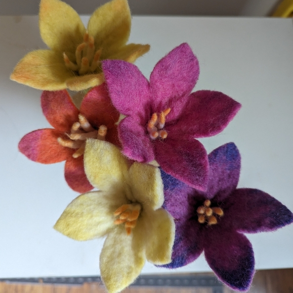 LOVEVERY Felt Flower Toy - Fine Motor Skills Montessori - The Helper Kit - Picture 3 of 6